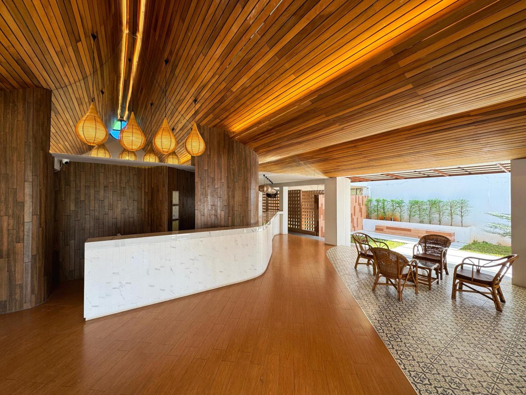 Plernpetch Hotel Surat Thani Exteriör bild
